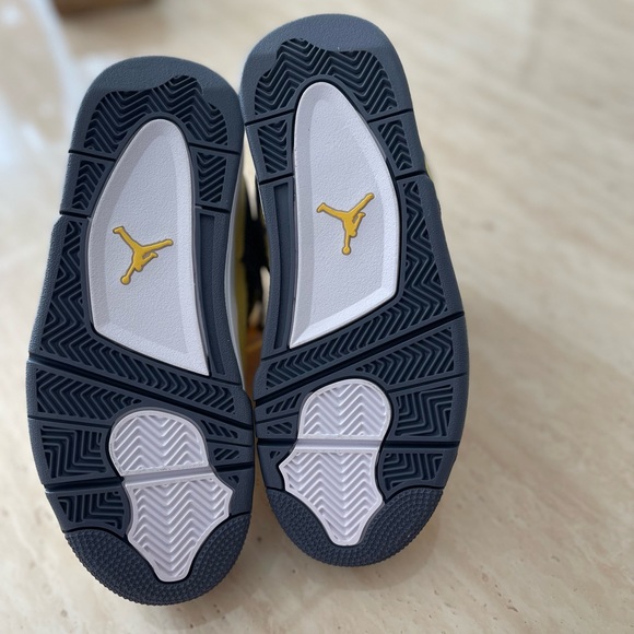 Jordan 4 Retro
Lightning (2021) (GS) - Picture 5 of 5